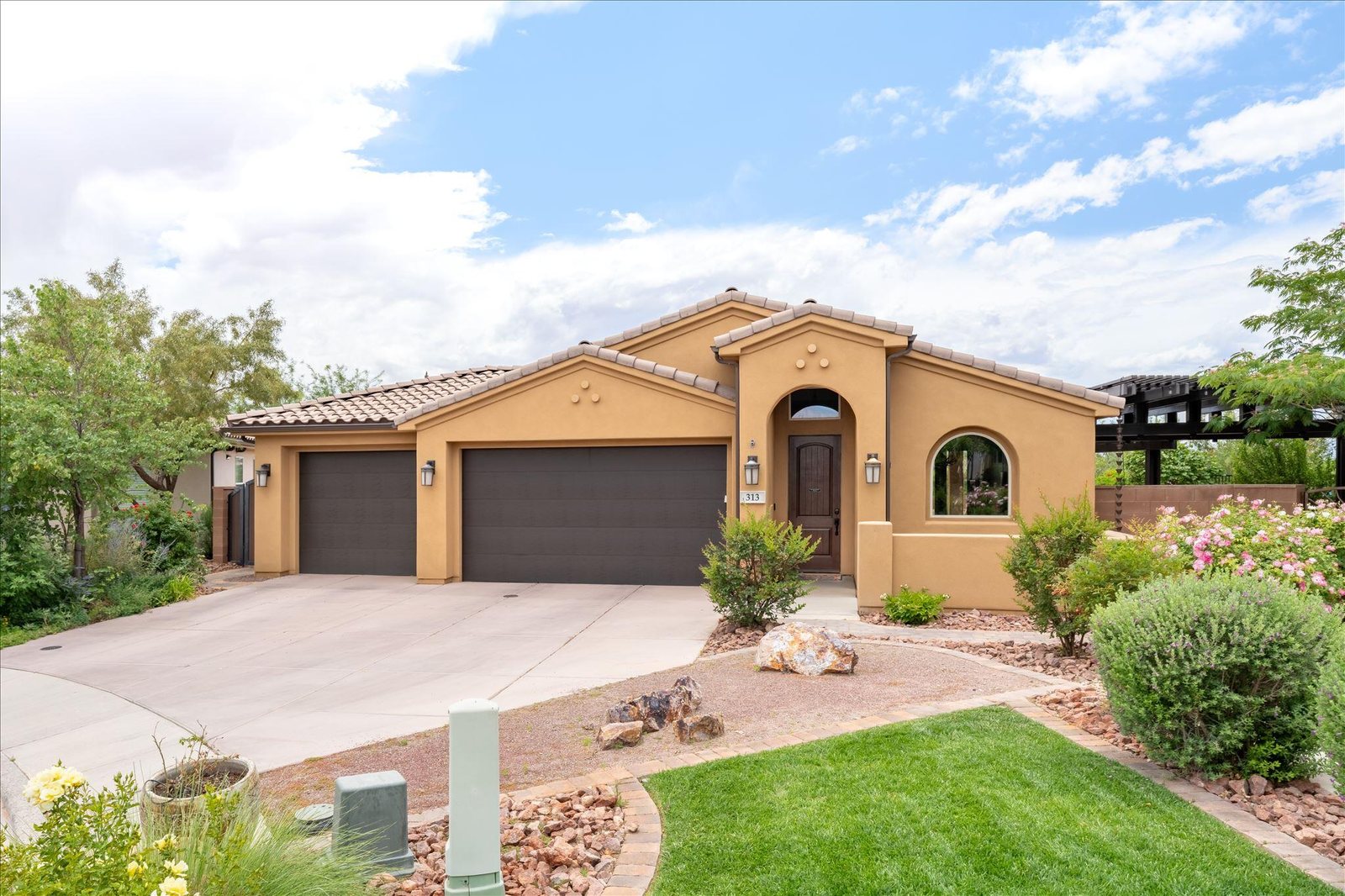 313 W Peridot Dr exterior, Washington UT