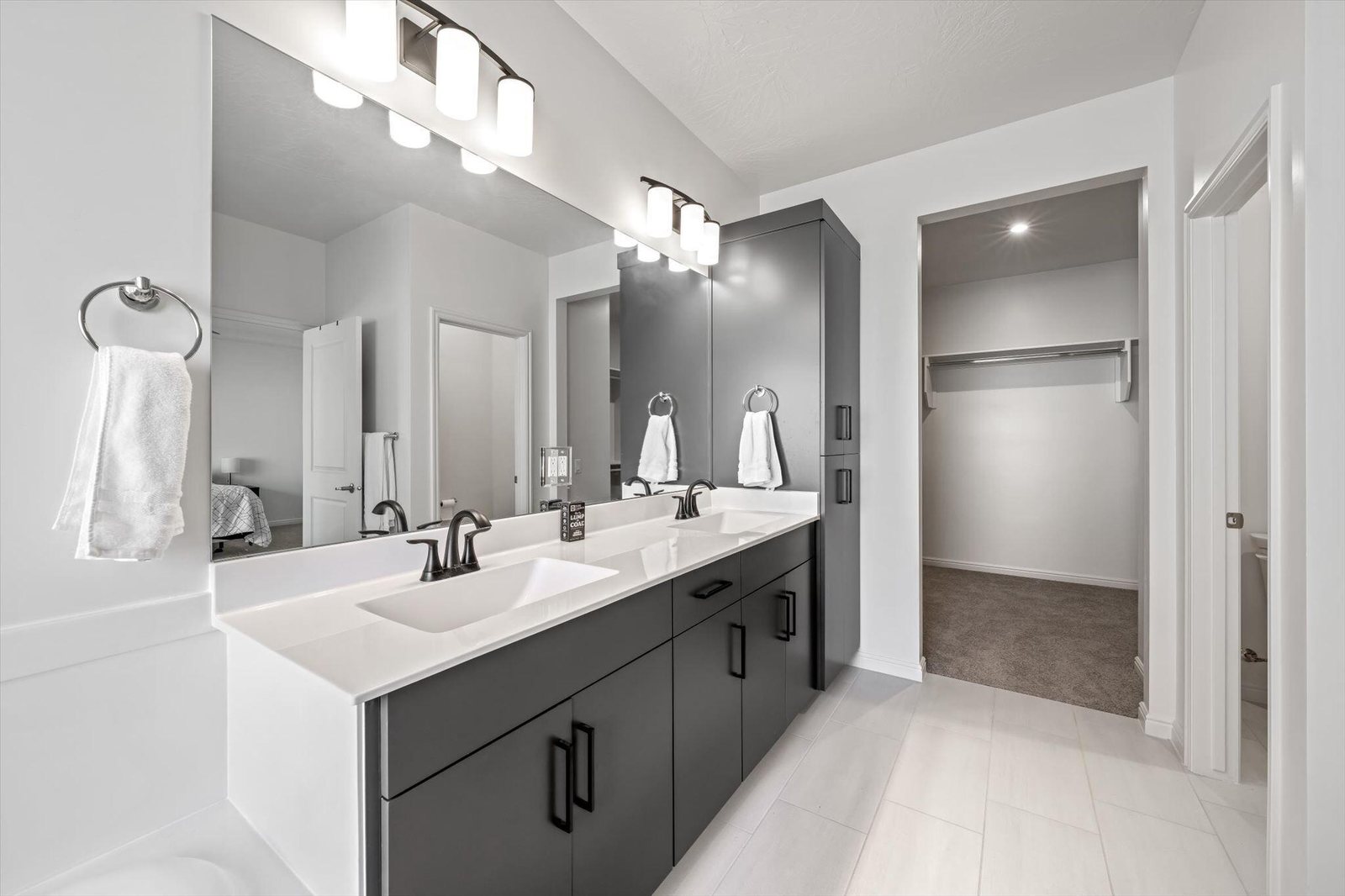 Dual-vanity bathroom — 460 S Bracciano Dr, St. George, UT 84770