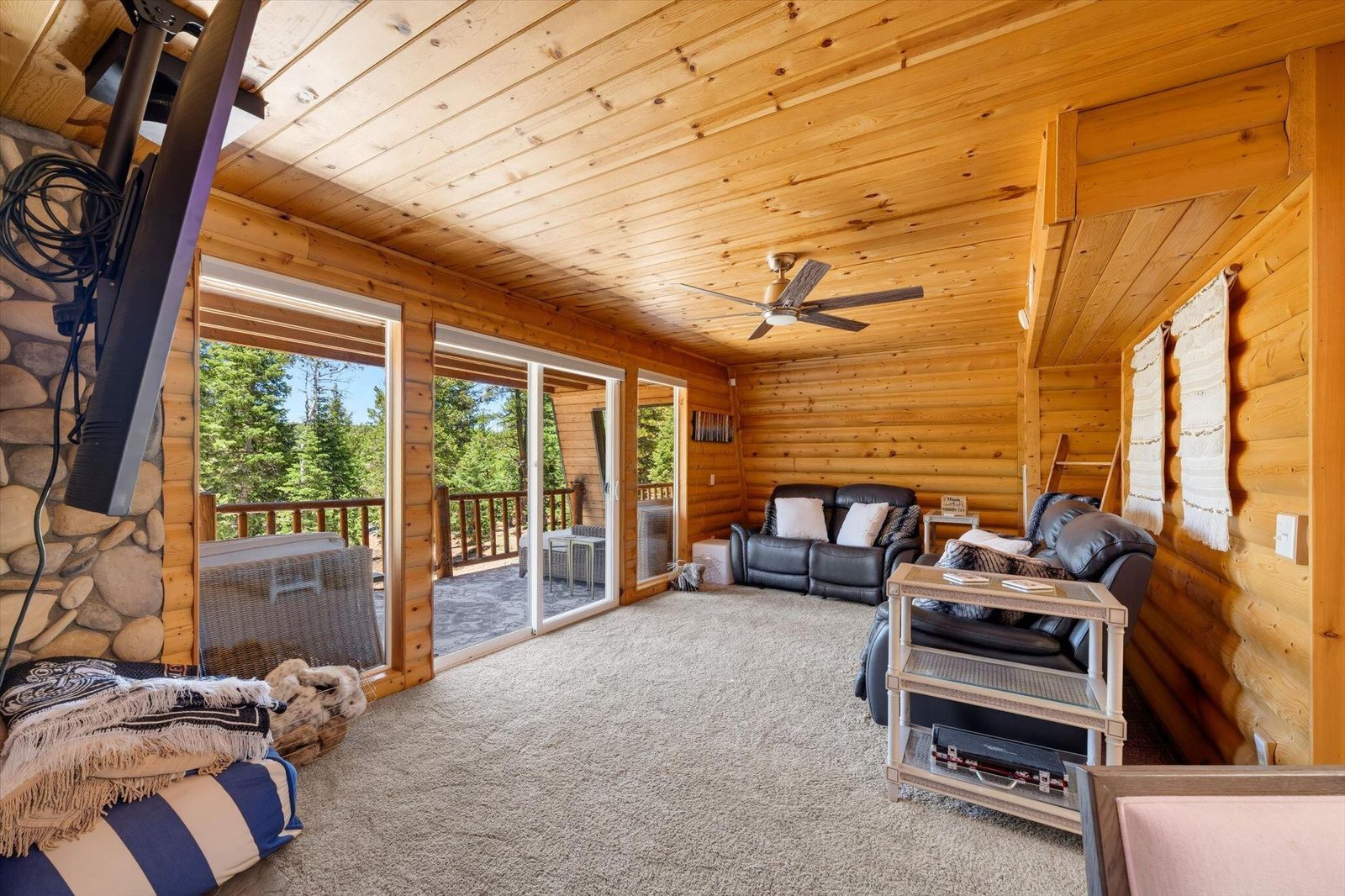 Cozy log-cabin living — 570 N Skyline Cir, Duck Creek Village, UT 84762