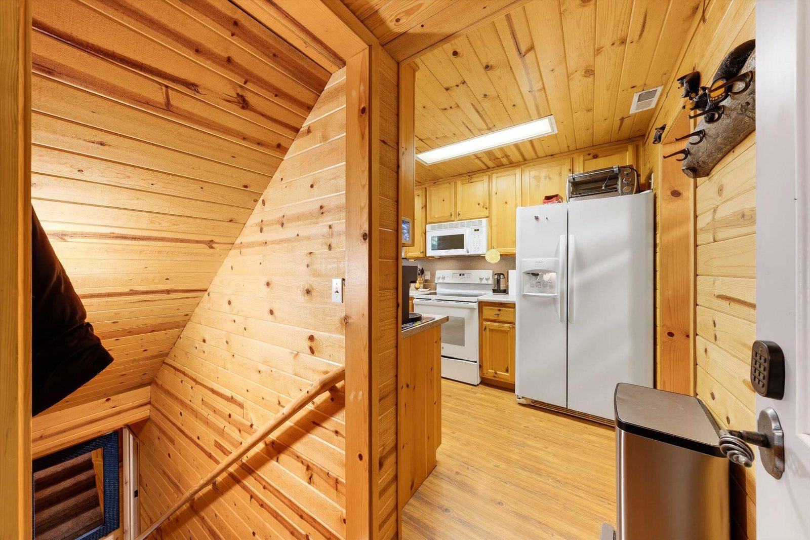Full mountain kitchen — 570 N Skyline Cir, Duck Creek Village, UT 84762