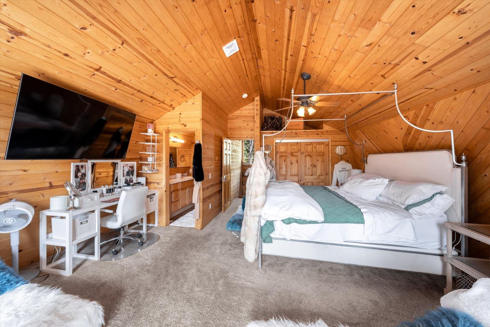 Charming loft bedroom — 570 N Skyline Cir, Duck Creek Village, UT 84762